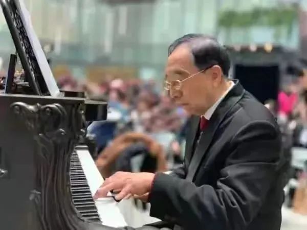 南大人 | 自學鋼琴！堅持六年！南大88歲退休老教授在醫院義務彈鋼琴