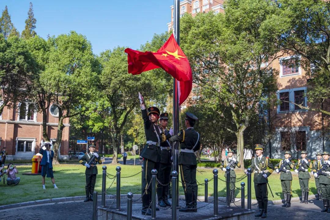 資訊 | 升國旗奏國歌！上理師生祝福祖國