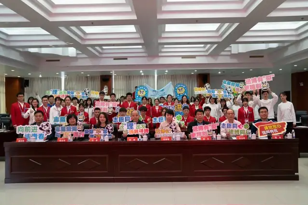 華東理工大學(xué)商學(xué)院第四屆進(jìn)博會(huì)“小葉子”開啟志愿之旅