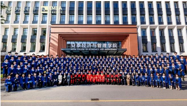 奔赴時代浪潮！交大安泰2024屆EMBA畢業典禮暨學位授予儀式舉行