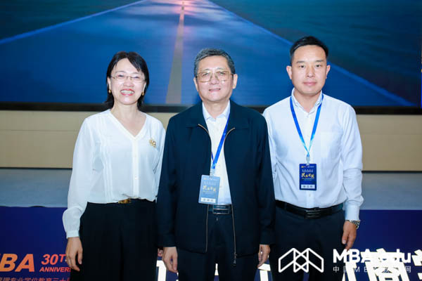 與MBA教指委秘書處辦公室王萍主任合影.jpg